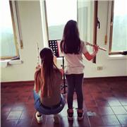 Sono un insegnante di flauto traverso che ha collaborato con diverse bande musicali e diverse fasce di età dai 2/60